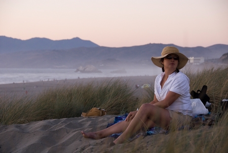 Porträt: Kathy am Strand von Ocean Beach, San Francisco