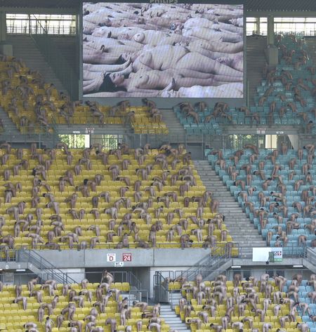 Spencer Tunick in Vienna: Nackte im Ernst Happel-Stadion in Wien