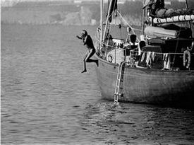 Daniel Angeli: Giovanni Agnelli springt von seinem Boot, St. Tropez 1977, Courtesy Agence Angeli