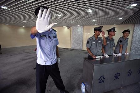 Ein Polizist wehrt einen Fotografen an einem Checkpoint beim Tiananmen-Platz ab. (Keystone / AP / Ng Han Guan)