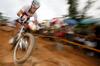 Nino Schurter aus der Schweiz im Cross Country Mountainbike-Rennen in Peking. Bewegungsunschräfe mit Aufhellblitz gebrochen. (Keystone / Alessandro Della Bella)