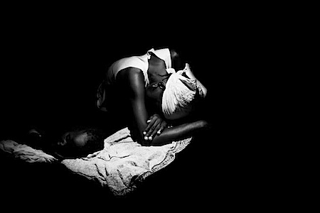 Paolo Pellegrin: Ein an Cholera erkranktes Kind und seine Mutter. Luanda, Angola, 2006