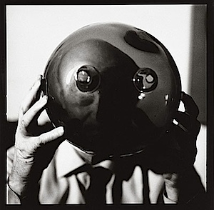 Lothar Wolleh: Lucio Fontana mit Kugel