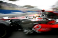 Lewis Hamilton vom McLaren Team verlässt die Box zum Training auf dem Kurs von Interlagos bei Sao Peulo in Brasilien. Nicht obwohl, sondern weil hier gar nichts im Fokus ist, entfaltet das Bild eine impressionistische Wirkung, die ihresgleichen sucht. (Keystone / EPA / Sebastiao Moreira)