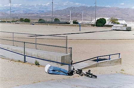Tobias Zielony: Dirt Field, aus der Serie: Trona - Armpit of America, 2008, © Tobias Zielony