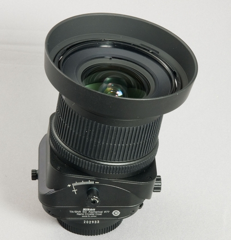 Das Nikon PC-E 24 mm / 3,5 D ED mit aktiviertem Tilt (Bild: W.D.Roth)