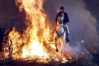 Ein Teilnehmer der Laminarias in San Bartolome de Pinares, Spanien, reitet durchs Feuer. (Keystone / EPA / Raul Sanchidrian)