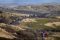 Wanderer in den Dünen von Egmond, während des zweitägigen Egmond-Marathon in den Niederlanden. (Keystone / EPA / Olaf Kraak)