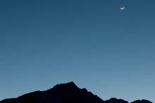 Sichelmond vor dem Lone Pine Peak in der östlichen Sierra Nevada. (©PS)