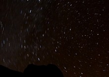 Sieben Minuten Belichtungszeit, Kamera ausgerichtet nach Norden: Die Spuren sind zu kurz (Ausschnitt) (©PS)