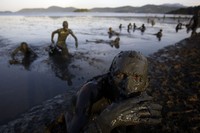 Festivalteilnehmer baden im Schlamm während der jährlichen 'Bloco de Lama' in Parati, Brasilien. (Keystone / AP / Natacha Pisarenko)