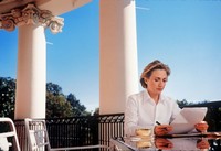 Annie Leibovitz : Hillary Clinton, auf einem Balkon des Weissen Hauses, 1998. (Keystone)