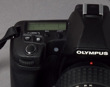 Der zusätzliche Weißabgleichsensor auf der Front, unterhalb des Light-Buttons (Bild: W.D.Roth)