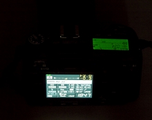 Das Statusdisplay ist bei Nachtaufnahmen angenehmer als der Monitor (Bild: W.D.Roth)