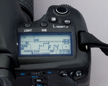 Das LC-Statusdisplay der Olympus E-30 (Bild: W.D.Roth)