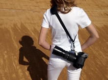 R-STRAP mit Kamera in Bereitschaft