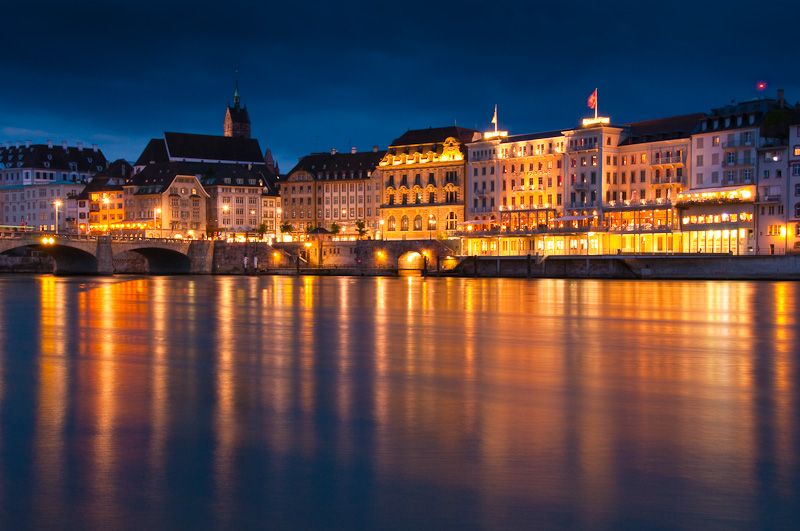 Fingerübungen Nachtfotografie: Stadt am Fluss