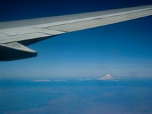 Vorbeiflug an Mt Rainier bei Seattle, Hunderte Kilometer entfernt. (©PS)
