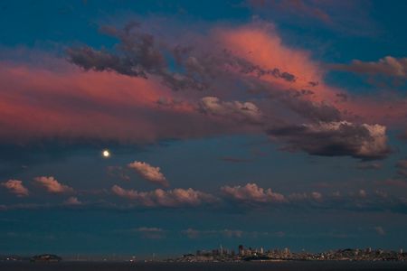 Ein Himmel, wie ihn sich Fotografen wünschen: Der Mond über der Bucht von San Francisco, die Barockputen verstecken sich hinter dem Rosa. (Bilder PS)