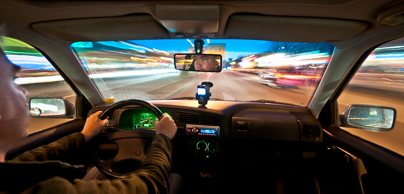 Nächtliche Kamerafahrt mit Auto: Energieeeeee!