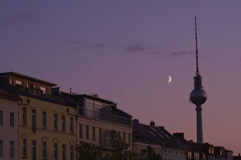 Mondfotos in Berlin: Krater neben dem Fernsehturm