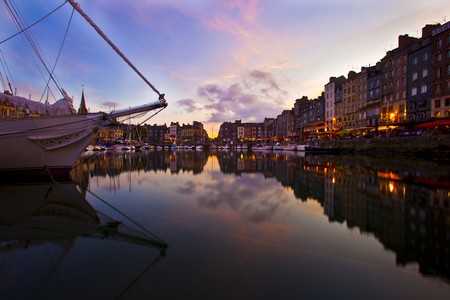 Hafenstadt-Sonnenuntergang: Symmetrie in Spiegelung