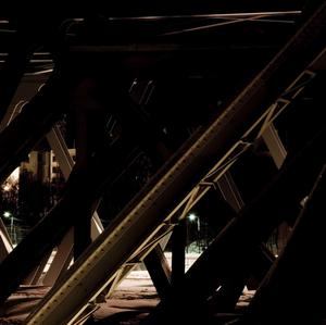 Licht und Schatten: Stahlträger ohne Zwischentöne