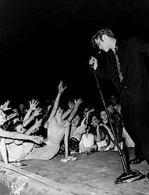 Anonym: Elvis und Fans © Bettmann / Corbis