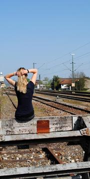 Rückenporträt: Unerkannt am Bahnhof