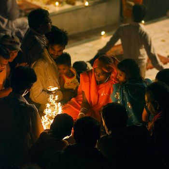 Strassenfotografie: Im Lichtschein der Zeremonie