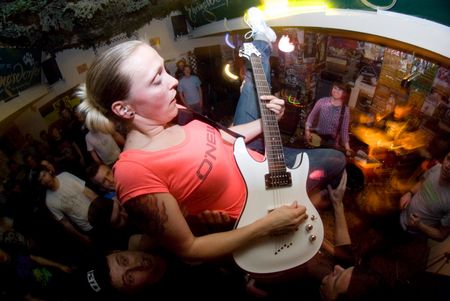 Konzert-Action: Band und Publikum vereint