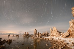 Sternspuren am Mono Lake, unbearbeitete Aufnahme: Der Mond machte in 40 Minuten die Nacht zum Tage. Sternspuren am Mono Lake, unbearbeitete Aufnahme: Der Mond machte in 40 Minuten die Nacht zum Tage.