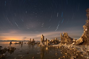 Sternspuren am Mono Lake. © Peter Sennhauser 2011. Nikon D300, Sigma 10-20mm, ISO 400, 10mm, f/5.6, Belichtungszeit 39 Minuten und 43 Sekunden Sternspuren am Mono Lake. © Peter Sennhauser 2011