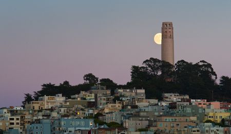 Coit Tower in San Francisco. Diese Aufnahme verlangte ein Höchstmass an Planung. © Peter Sennhauser 2009