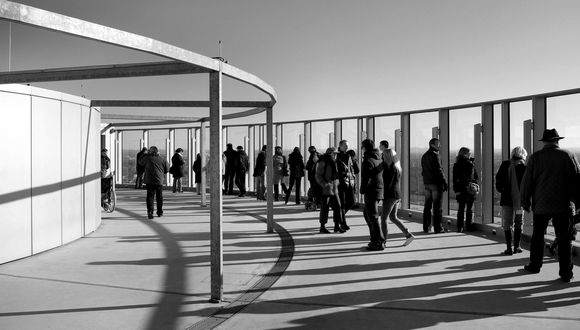 Menschengruppe: Form, Licht und Schatten