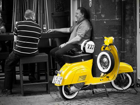 Roller vor Straßencafe: Straßenfoto mit Colorkey