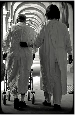 Eine helfende Hand: Straßenfoto mit Berührung