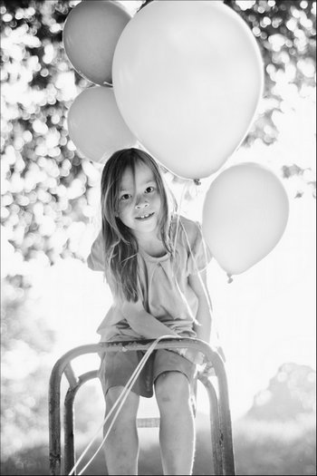 Gegenlichtporträt: Lola mit den Luftballons