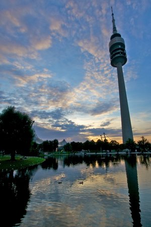 Weitwinkel: Der schiefe Turm zu München