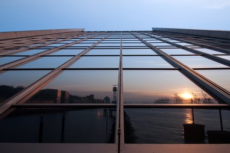 Fensterfront mit Fluchtpunkt: Der Sonne entgegen