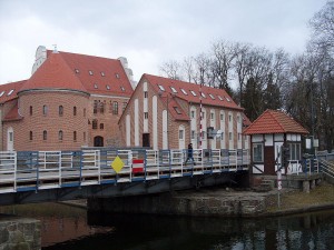 Unschöne Überlagerung der periodischen Strukturen des Bildwandlers mit denen des Backsteinmusters (Quelle: Wikipedia)