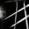 Mann in einem Tunnel mit Lichtdekoration (AP Photo/Lee Jin-man)