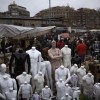 Second-Hand-Modepuppen auf einem Markt in Barcelona (AP Photo/Emilio Morenatti)