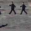 Sicherheitspersonal auf der Treppe vor der Halles des Volkes, China (AP Photo/Ng Han Guan)