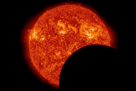 Nasa-Foto: Der Mond schiebt sich vor den Feuerball Sonne EPA/NASA/SDO / HANDOUT