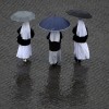 Drei Nonnen im Regen auf dem Petersplatz, Vatikan (Keystone/AP Photo/Oded Balilty)
