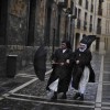 Zwei Nonnen im Regen in Pamplona, Spanien (Keystone/AP Photo/Alvaro Barrientos)