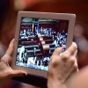 Ein Journalist verfolgt die erste Sitzung des neuen Parlaments in Rom, Italien (Keystone/EPA/Claudio Onorati)