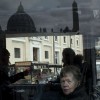 Der Petersdom gespiegelt in einem Busfenster, Vatikan (Keystone/AP Photo/Oded Balilty)