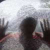 Ein Junge schaut in ein zerstörtes Auto, Unruhen in Bangladesh (AP Photo/A.M. Ahad)